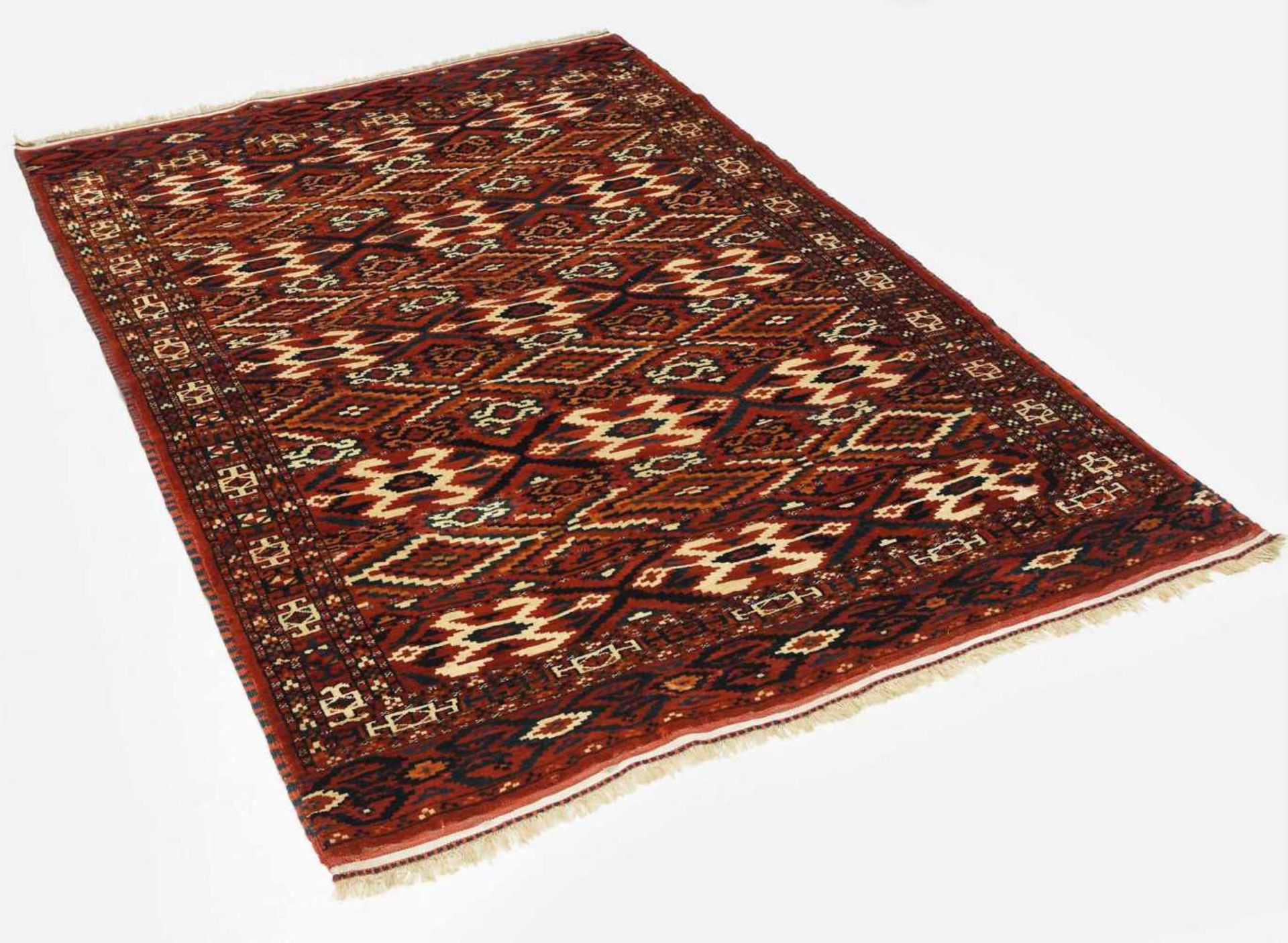 JomudNO-Persien, um 1910. Sehr fein geknüpfter Teppich mit Streifen-Dekor. Auf rotem Grund sind