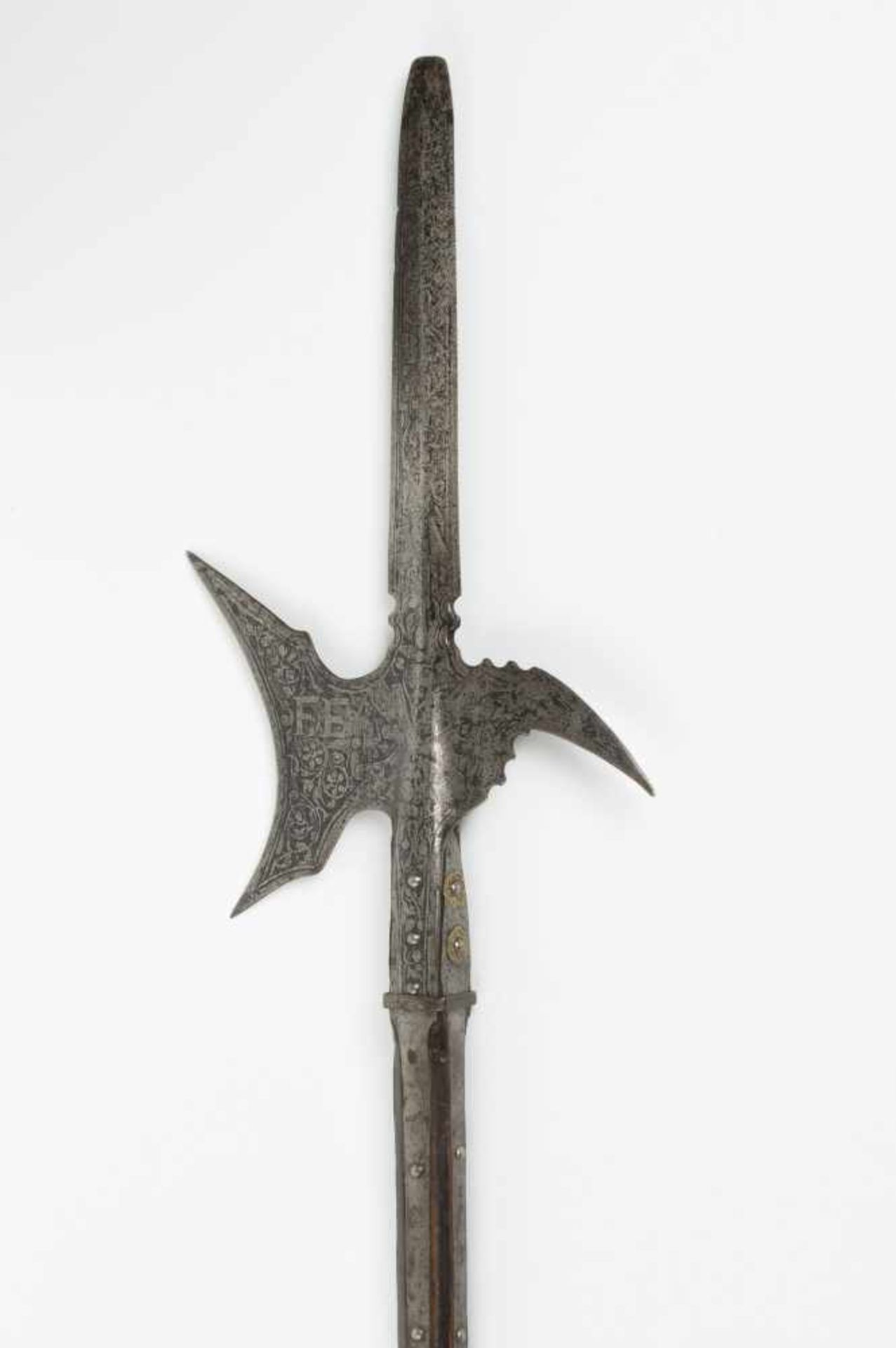 Trabanten-HalbarteÖsterreich, 17.Jh. Eisen (L 50 cm) mit Ätzdekor. Lange blattförmige Spitze,