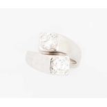 Brillant-Ring750 Weissgold. Croisé-Modell mit 2 Brillanten zus. ca. 1 ct H-si. 1 Brillant mit