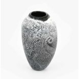 Clare Henshaw(Grossbritannien, geb. 1964) 1987. Vase. Schwarzes Glas, opakweiss überfangen,