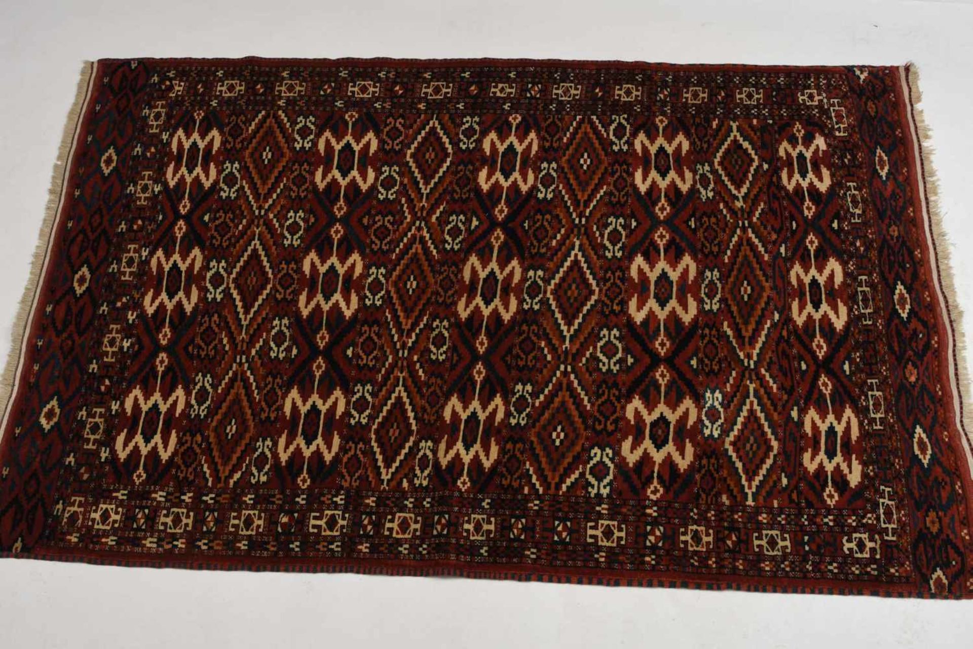 JomudNO-Persien, um 1910. Sehr fein geknüpfter Teppich mit Streifen-Dekor. Auf rotem Grund sind - Bild 2 aus 10