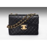Chanel, grosse Tasche "Timeless"Aus schwarzem, gestepptem Leder. Lederdurchflochtener Kettenriemen