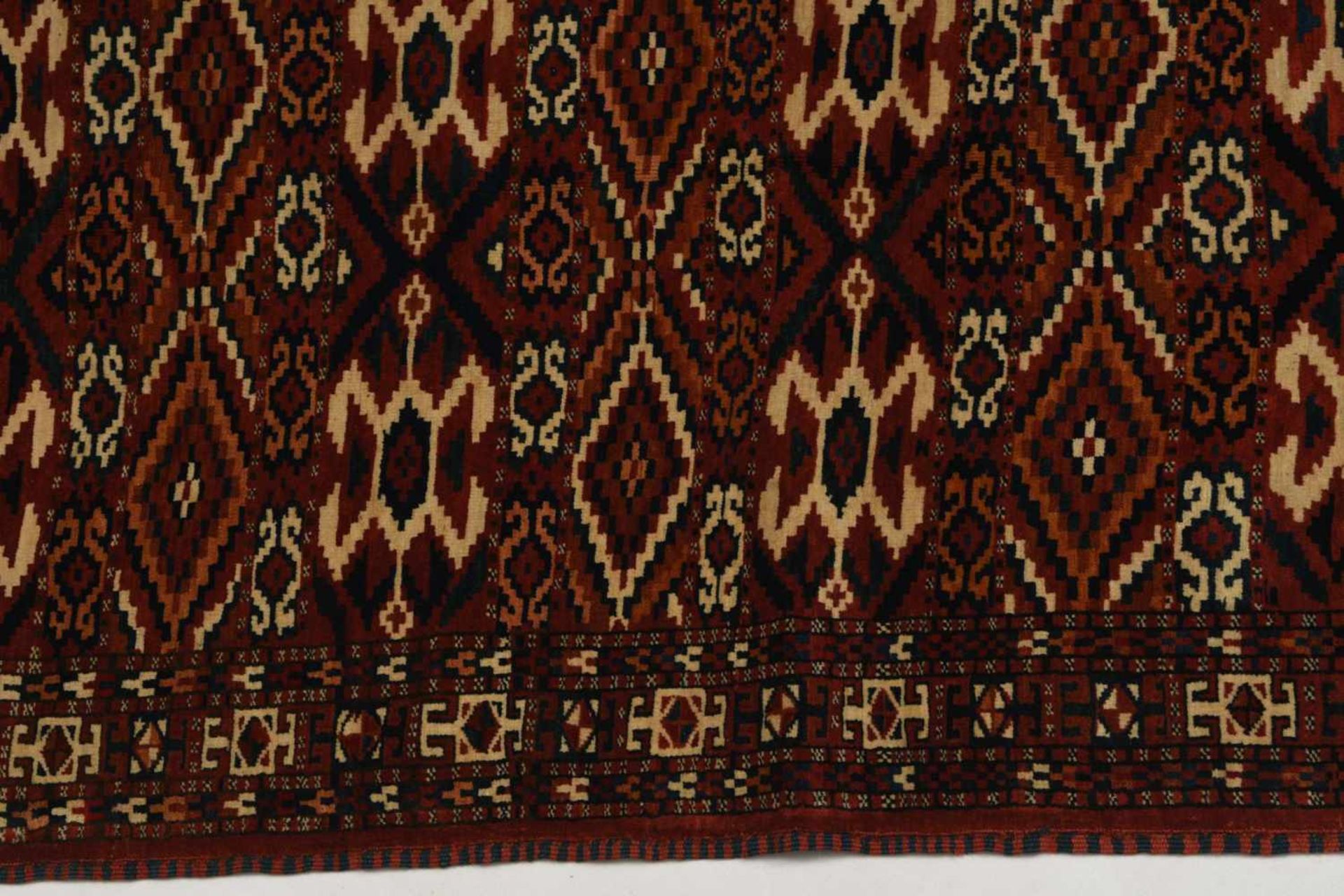 JomudNO-Persien, um 1910. Sehr fein geknüpfter Teppich mit Streifen-Dekor. Auf rotem Grund sind - Bild 9 aus 10
