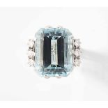 Aquamarin-Brillant-Ring750 Weissgold. Oktagonaler Aquamarin von ca. 17 ct, flankiert von 6