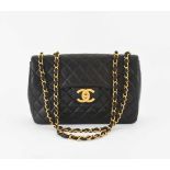 Chanel, Tasche "Timeless" JumboAus dunkelblauem, gestepptem Leder. Lederdurchflochtener Kettenriemen