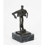 Metzler, Kurt Laurenz(St. Gallen 1941) Kleiner Businessmann. 1993. Bronze. 298/300. Auf dem