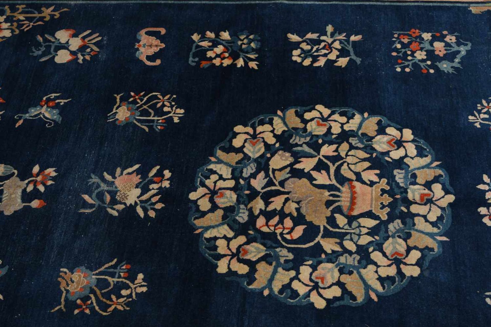 PekingChina, um 1910. Auf einem eleganten blauen Grund ruht ein Blüten-Rund-Medaillon, im Inneren - Bild 15 aus 15
