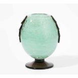 SchneiderEpinay-sur-Seine, um 1925. Vase. Verschiedenfarbiges Glas. Kelch farblos mit türkisfarbenen
