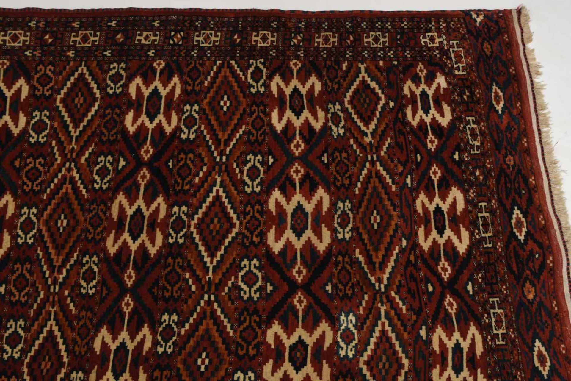 JomudNO-Persien, um 1910. Sehr fein geknüpfter Teppich mit Streifen-Dekor. Auf rotem Grund sind - Bild 6 aus 10