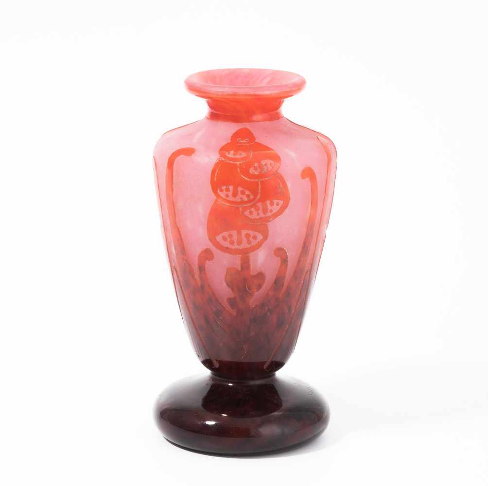 SchneiderEpinay-sur-Seine, um 1925. Vase "Digitales". Farbloses mit rosa Pulvereinschmelzungen,