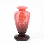 SchneiderEpinay-sur-Seine, um 1925. Vase "Digitales". Farbloses mit rosa Pulvereinschmelzungen,