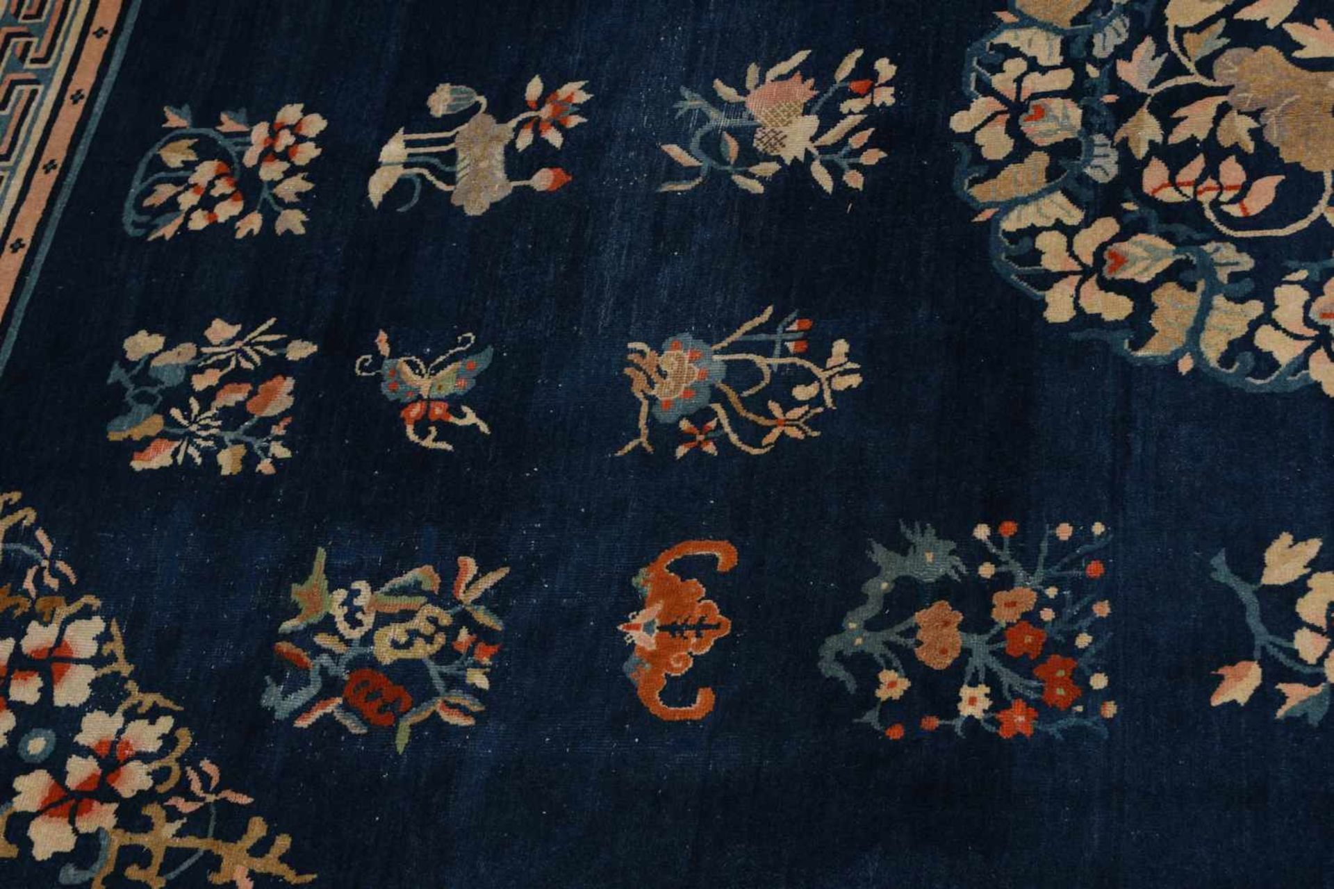 PekingChina, um 1910. Auf einem eleganten blauen Grund ruht ein Blüten-Rund-Medaillon, im Inneren - Bild 14 aus 15