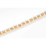 Kulturperlen-Gold-BraceletBucherer. 750 Gelbgold. Strukturierte Goldglieder alternierend