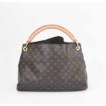 Louis Vuitton, Tasche "Artsy"Aus Monogram Canvas. Henkel aus naturfarbenem Leder. Goldfarbene