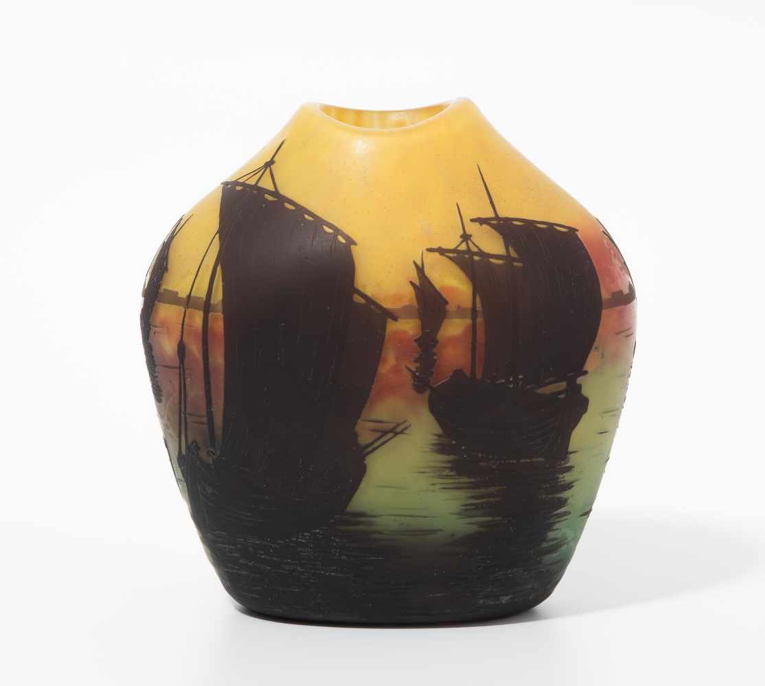 Daum FrèresNancy, um 1910. Vase. Farbloses Glas, gelbe, hellrote und blaue Pulvereinschmelzungen,