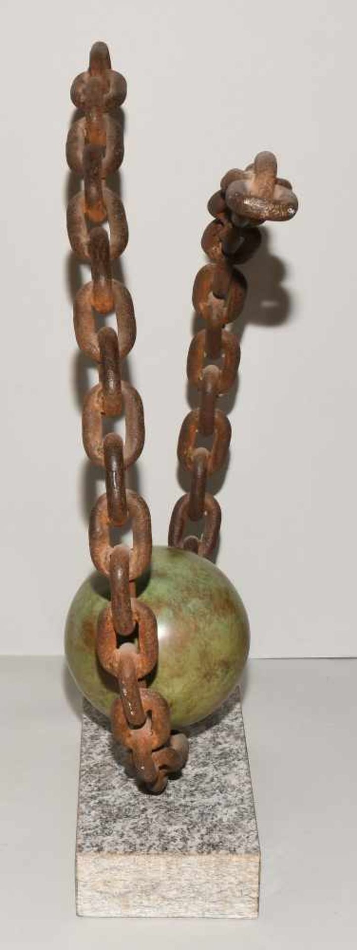 Oertli, Benno(Basel 1946–1998 Rheinfelden) Ohne Titel. Kette und Bronzekugel, grün patiniert. H 60 - Bild 3 aus 6