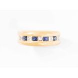 Saphir-Brillant-RingGübelin. 750 Gelbgold. Halballiance mit 4 Saphir-Carrés 0.54 ct und 5 Brillanten