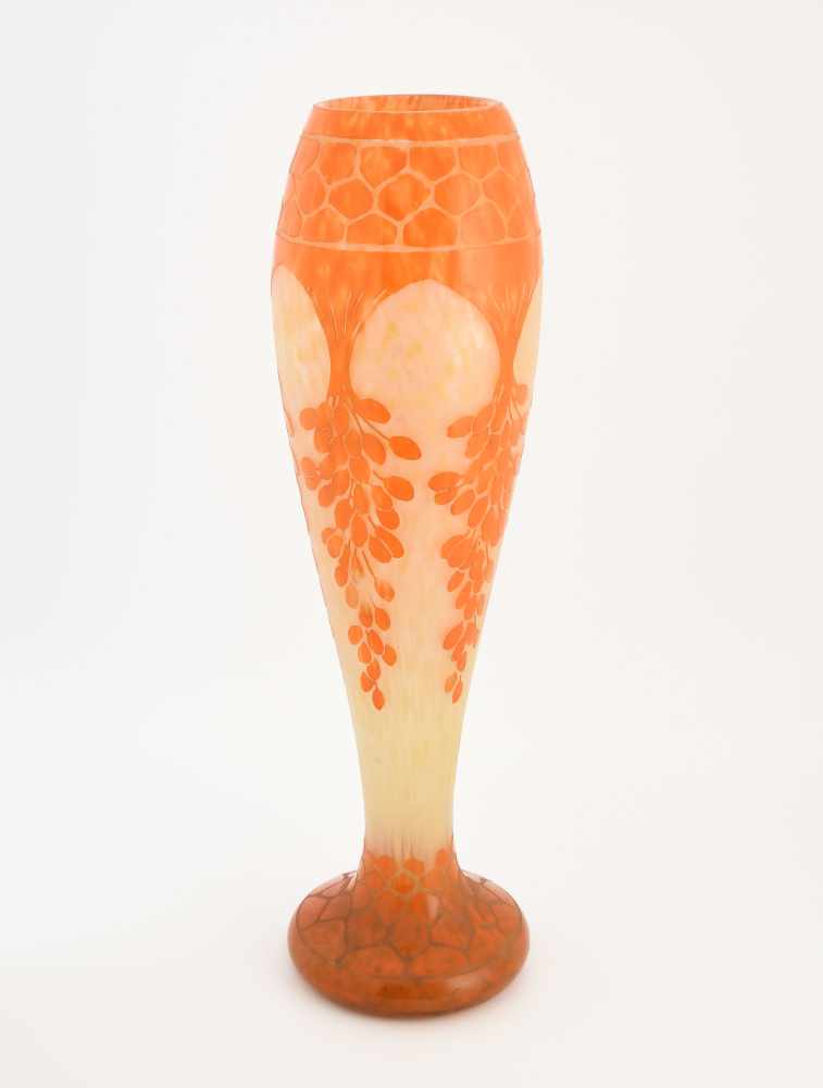 SchneiderEpinay-sur-Seine, um 1920. Vase "Dattiers". Farbloses Glas mit gelben