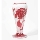Emile GalléNancy, um 1900. Vase. Farbloses Glas mit milchigweissen Pulvereinschmelzungen, aussen