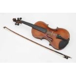 ViolineMitteldeutsch, um 1920/30. Faksimile-Etikette von Antonio Stradivari. L 60 cm. Dazu: Bogen (L