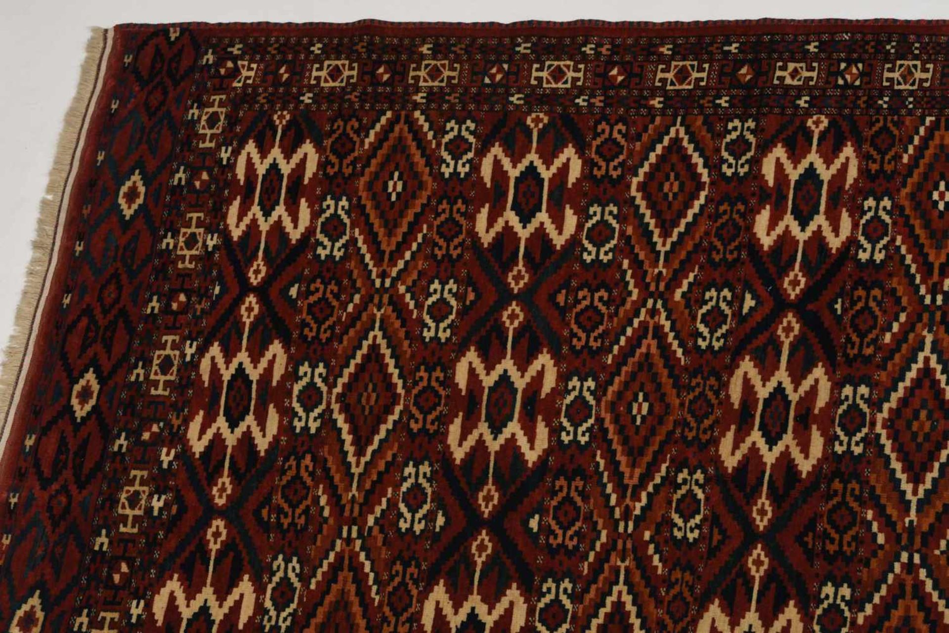 JomudNO-Persien, um 1910. Sehr fein geknüpfter Teppich mit Streifen-Dekor. Auf rotem Grund sind - Bild 3 aus 10