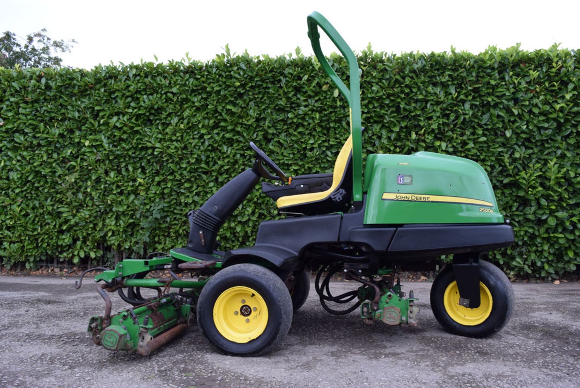 2007 John Deere 2500B Ride On Cylinder Greens Mower