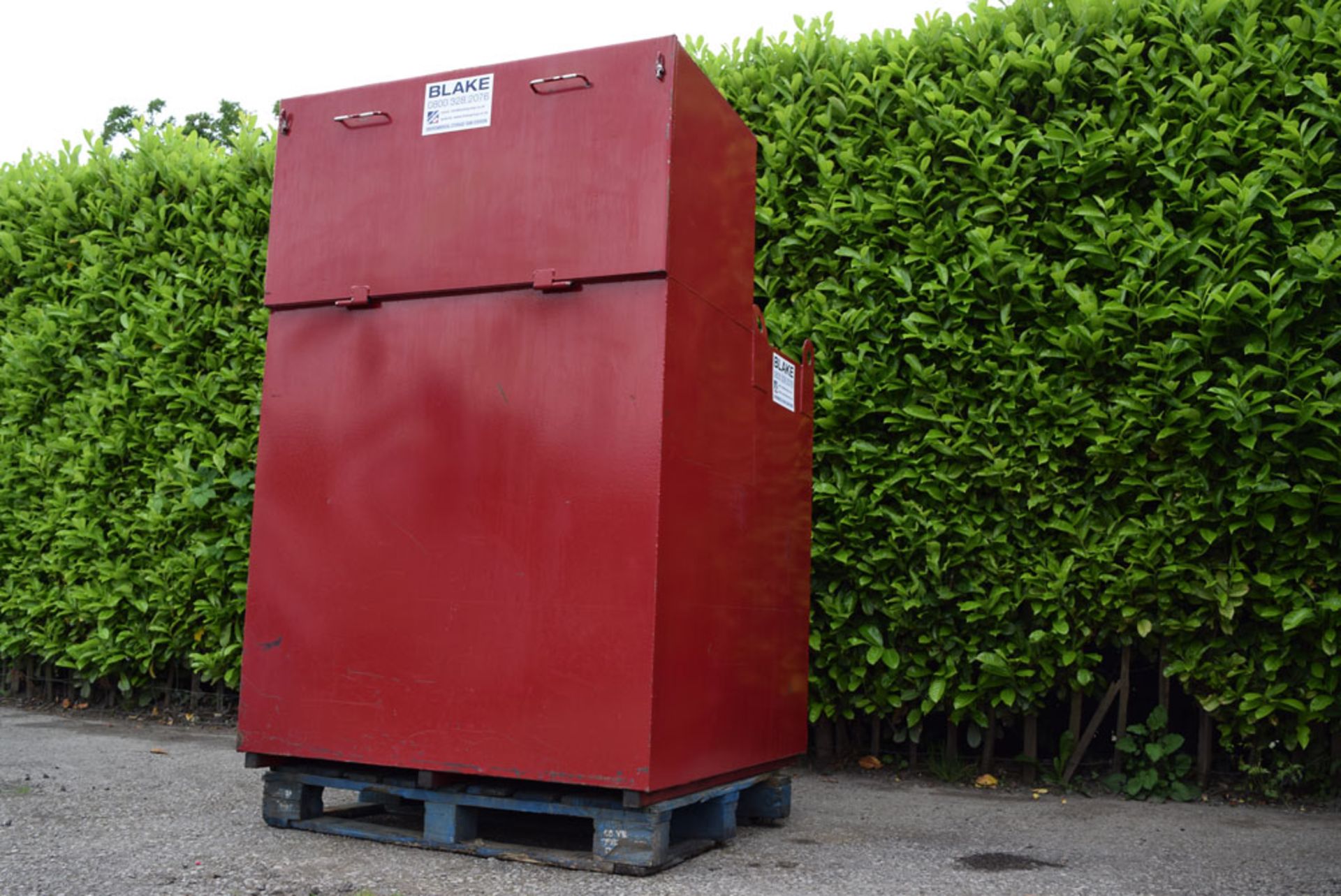 Bunded hydraulic oil tank 1440 litre capacity.