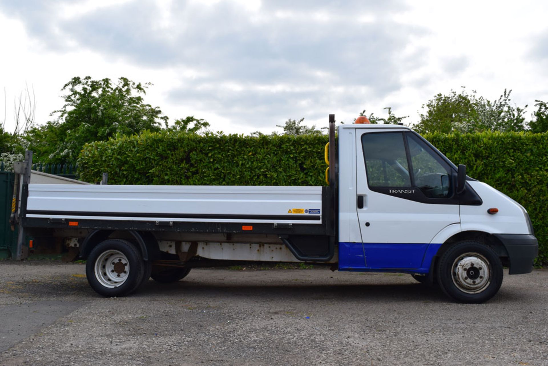 2010 Ford Transit T350 RWD 2.4 115ps Drop Side Pickup With Tail Lift - Image 4 of 11