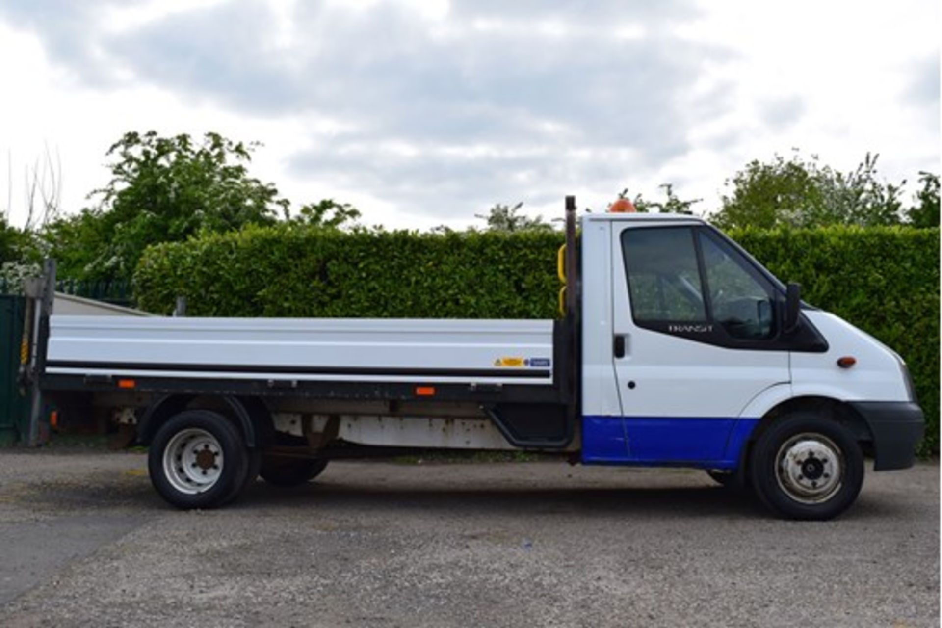 2010 Ford Transit T350 RWD 2.4 115ps Drop Side Pickup With Tail Lift - Image 6 of 11