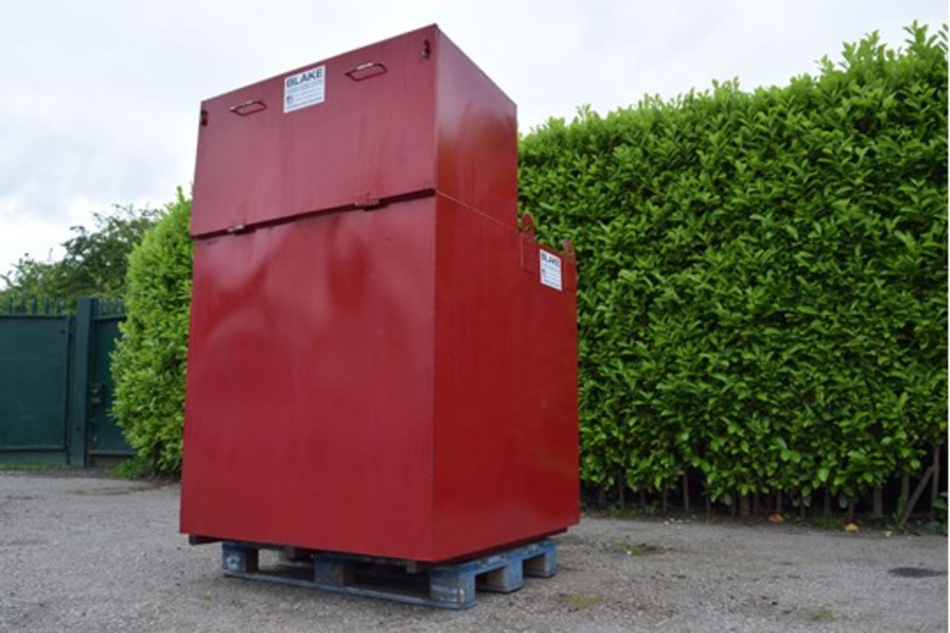 Bunded engine oil tank 1440 litre capacity.