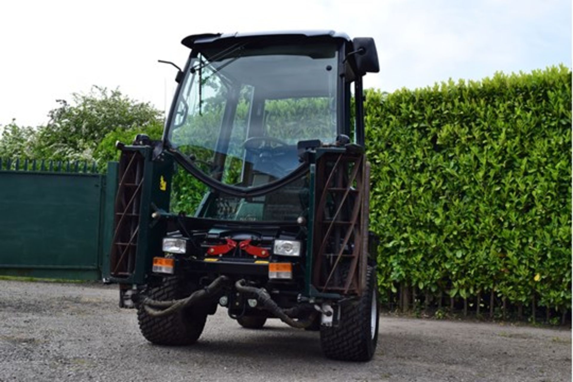 2010 Hayter LT324 Triple Cylinder Mower With Cab - Image 5 of 7