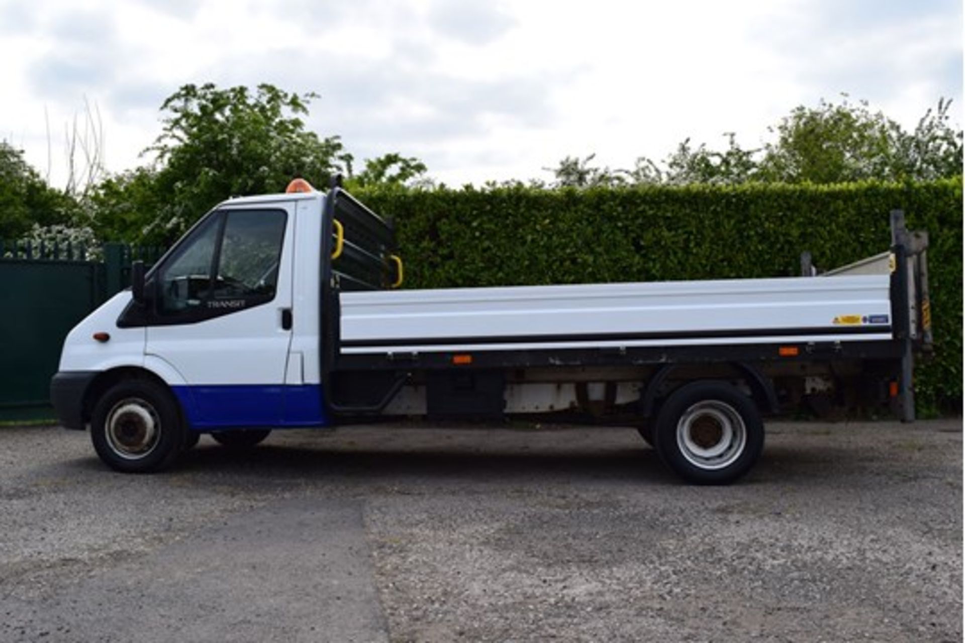 2010 Ford Transit T350 RWD 2.4 115ps Drop Side Pickup With Tail Lift - Image 10 of 11