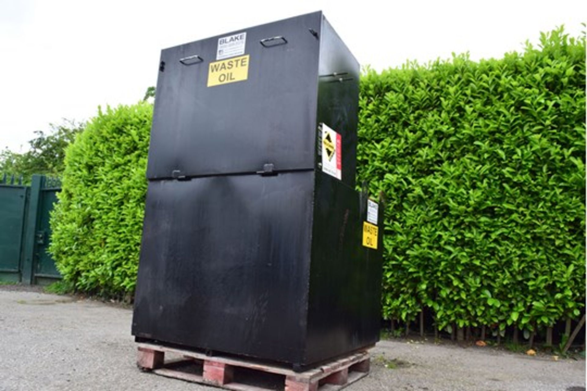 Bunded waste oil tank 1180 litre capacity.