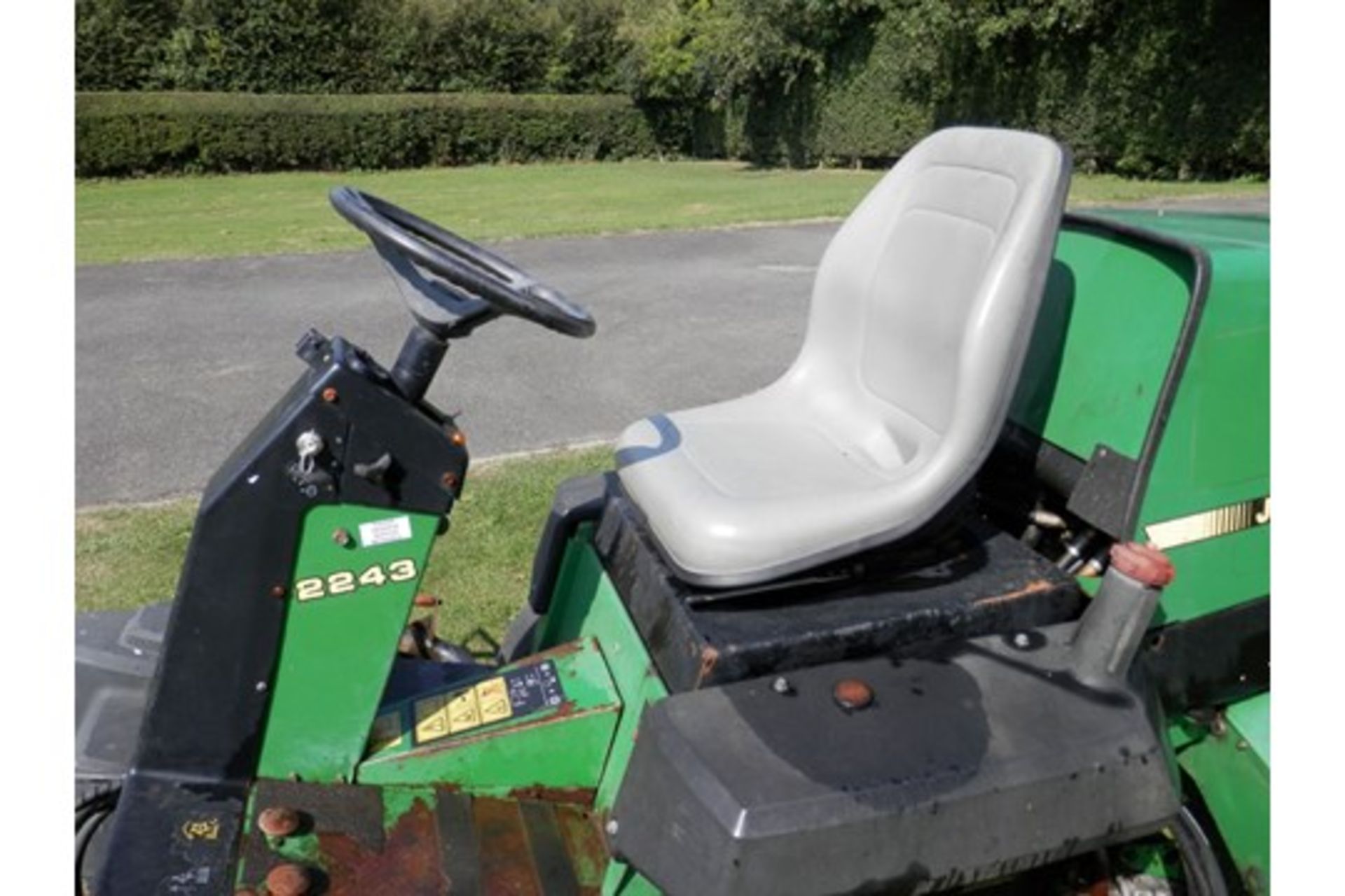 1996 John Deere 2243 Ride On Cylinder Mower - Image 7 of 8