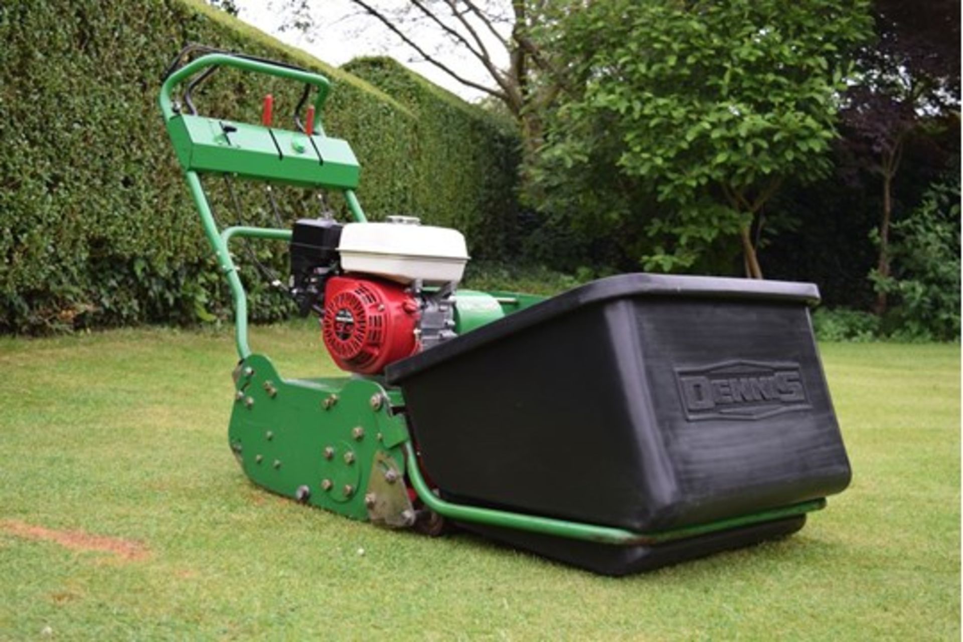 2004 Dennis G560 5 Blade Cylinder Mower With Grass Box