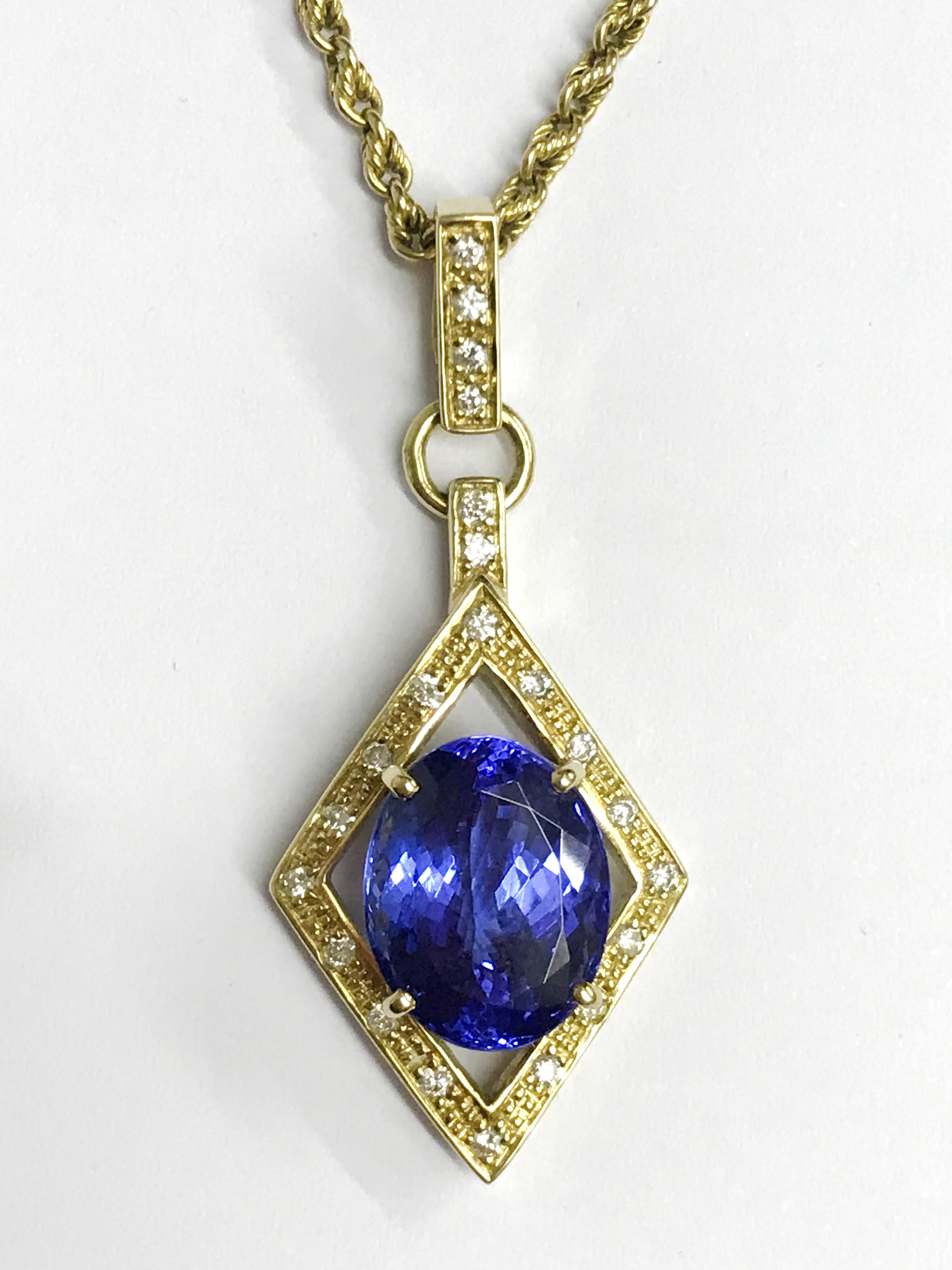 18CT GOLD DIAMOND PENDANT WITH 18CT YELLOW GOLD CHAIN - Image 2 of 3