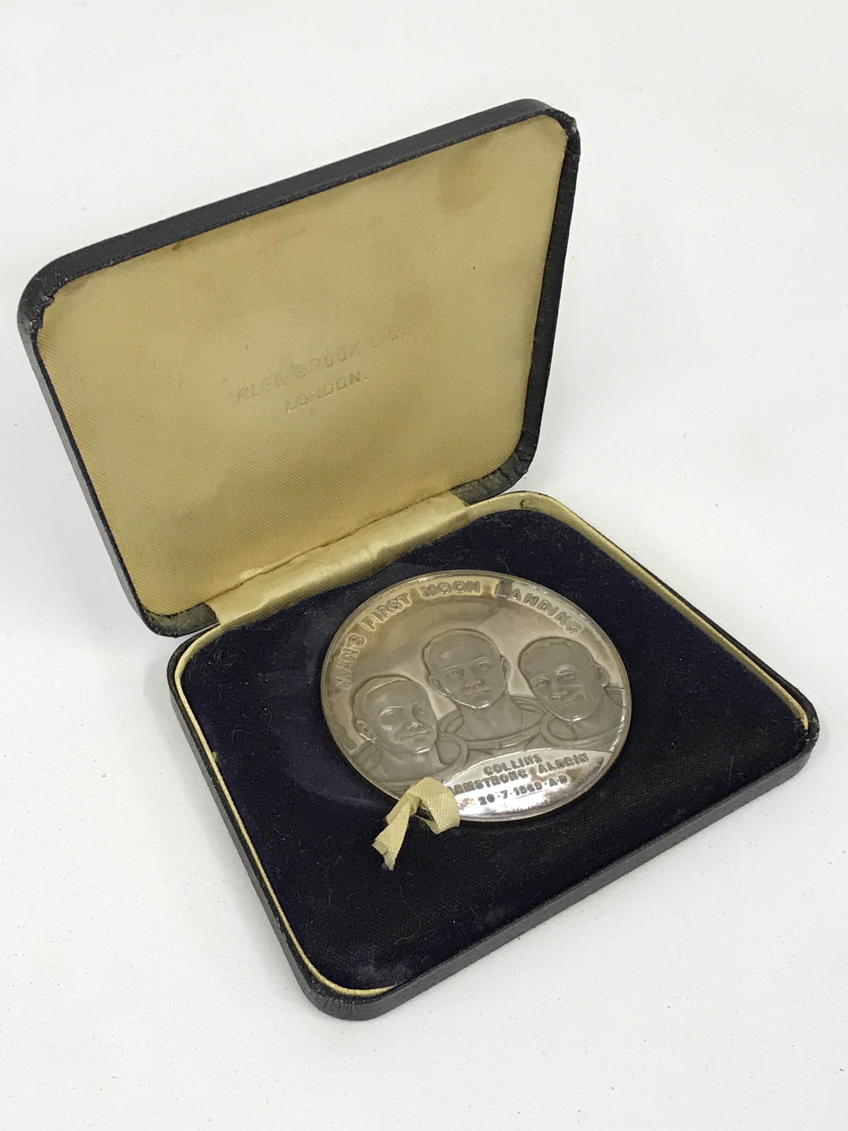 MOON LANDING & APOLLO-SOYUZ SILVER MEDALS - Image 2 of 9