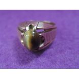 A gents 9ct gold signet ring having a tiger's eye cabouchon stone, approx 7.1g & size T