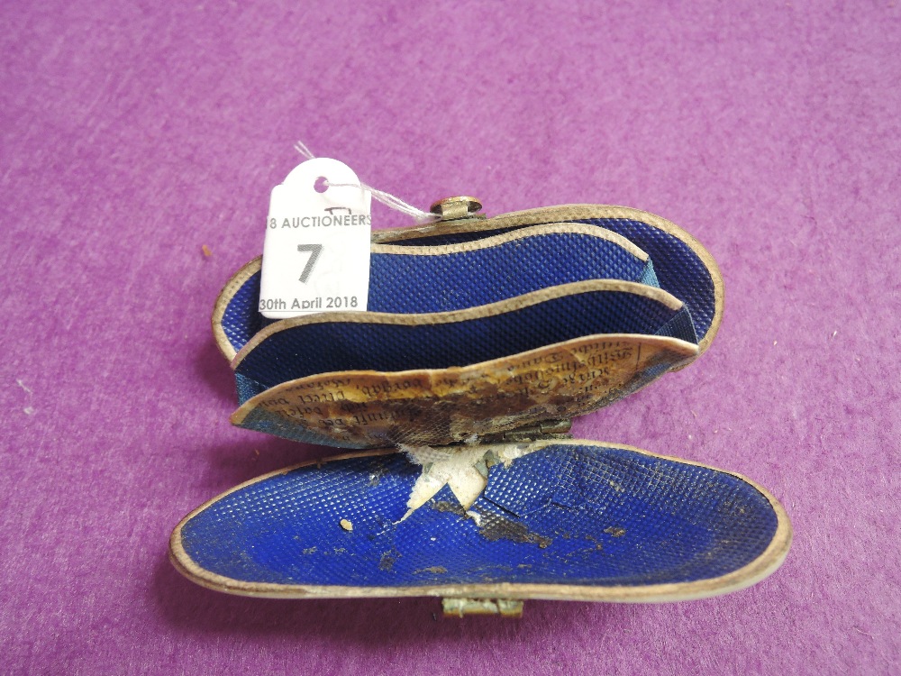 A vintage shell coin purse having a blue paper lining - Image 2 of 2