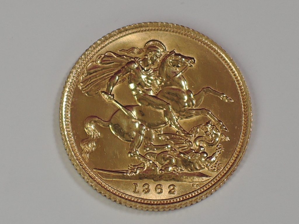 A gold 1962 Great Britain Elizabeth II Sovereign, in plastic case