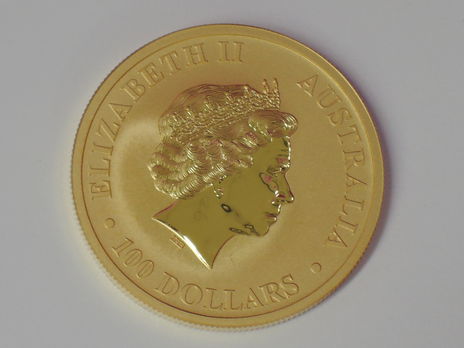 A gold 1oz 2010 100 dollar Australian Kangaroo coin, in plastic case - Image 2 of 2