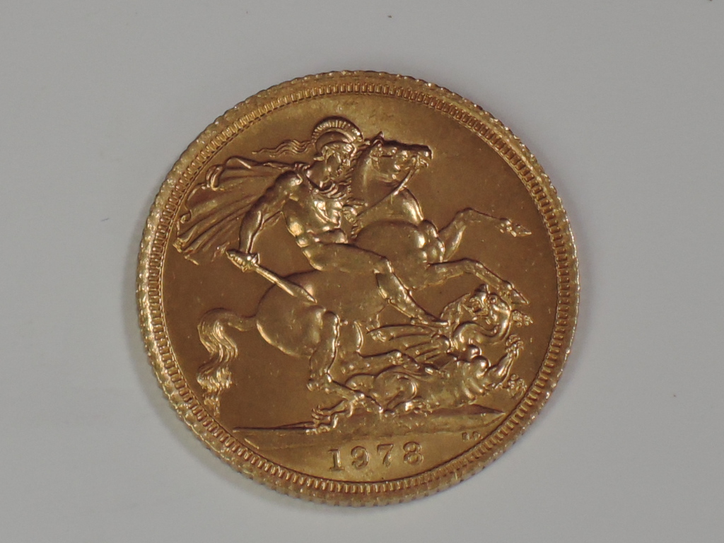 A gold 1978 Great Britain Elizabeth II Sovereign, in plastic case