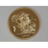 A gold 40g 1992 Great Britain £5 coin, in plastic case