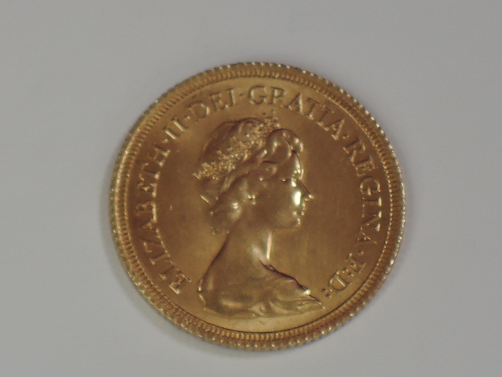 A gold 1978 Great Britain Elizabeth II Sovereign, in plastic case - Image 2 of 2