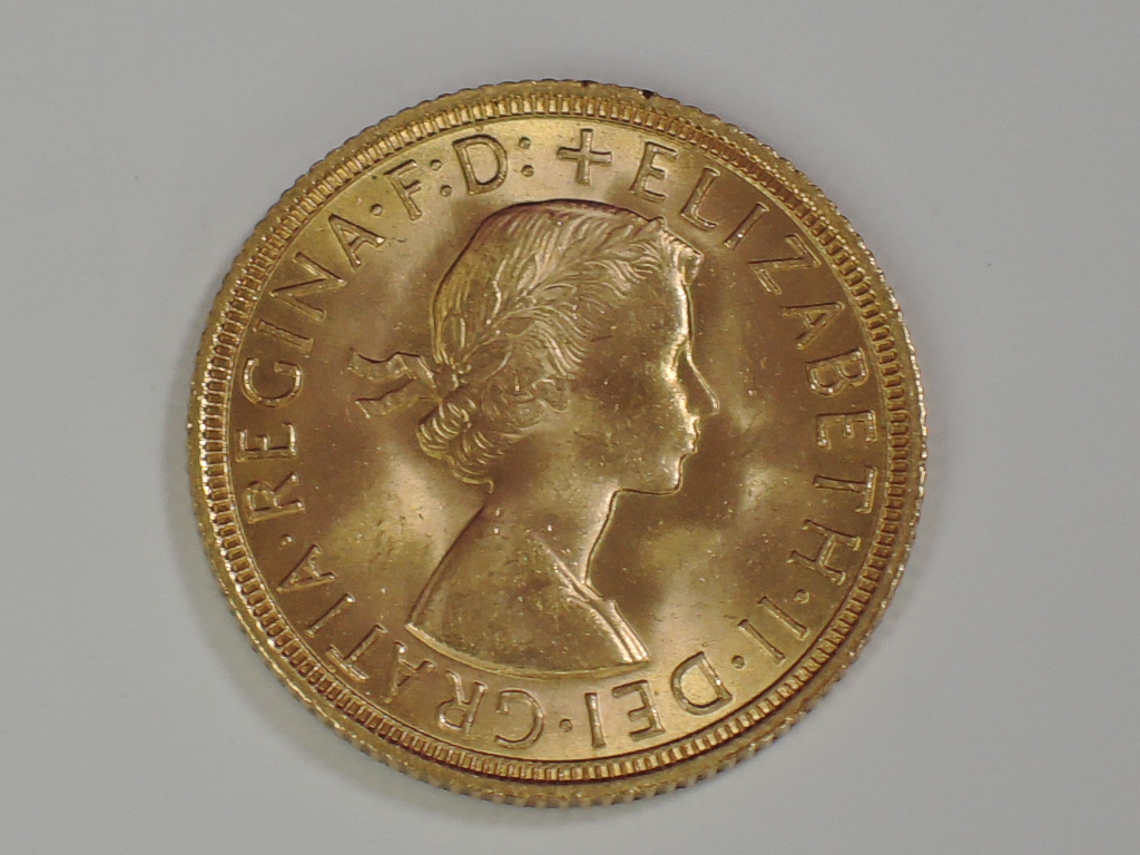 A gold 1959 Great Britain Elizabeth II Sovereign, in plastic case - Image 2 of 2