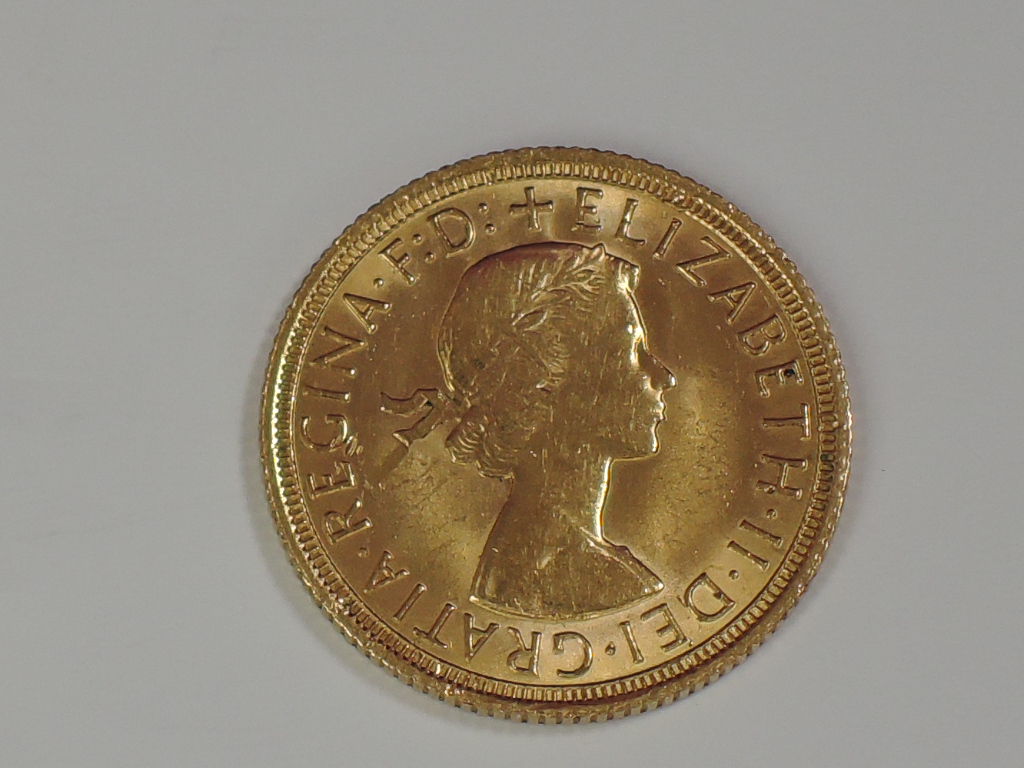 A gold 1968 Great Britain Elizabeth II Sovereign, in plastic case - Image 2 of 2