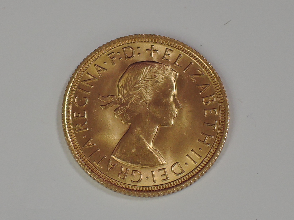 A gold 1967 Great Britain Elizabeth II Sovereign, in plastic case - Image 2 of 2