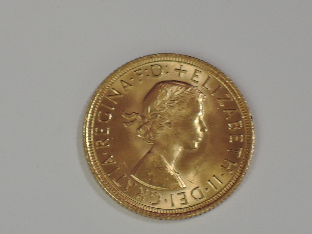 A gold 1963 Great Britain Elizabeth II Sovereign, in plastic case - Image 2 of 2