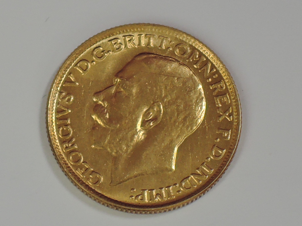 A gold 1922 Great Britain George V Sovereign, in plastic case, Perth Mint - Image 2 of 2
