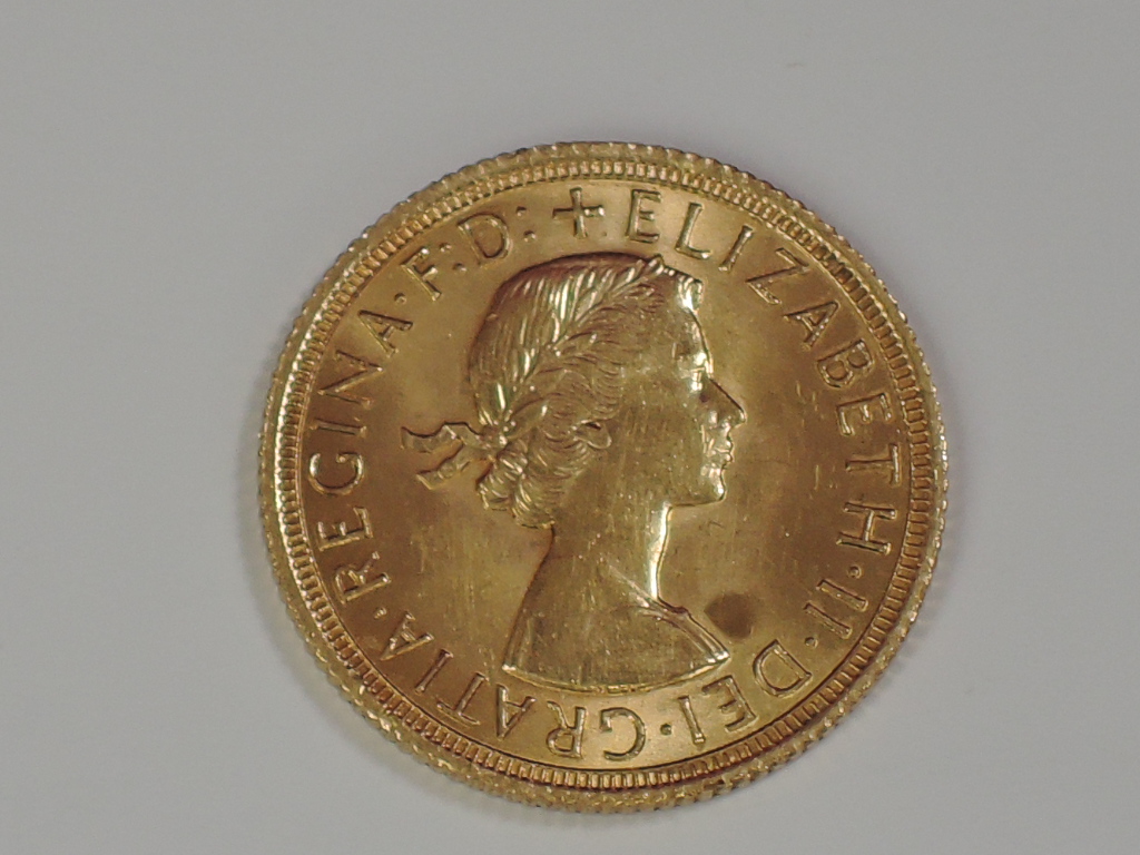 A gold 1962 Great Britain Elizabeth II Sovereign, in plastic case - Image 2 of 2